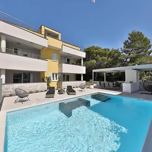 Apartment Luxury Nada With Pool, Petrčane